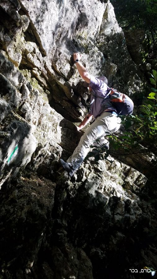 יורדים במפלי נחל כזיב עליון